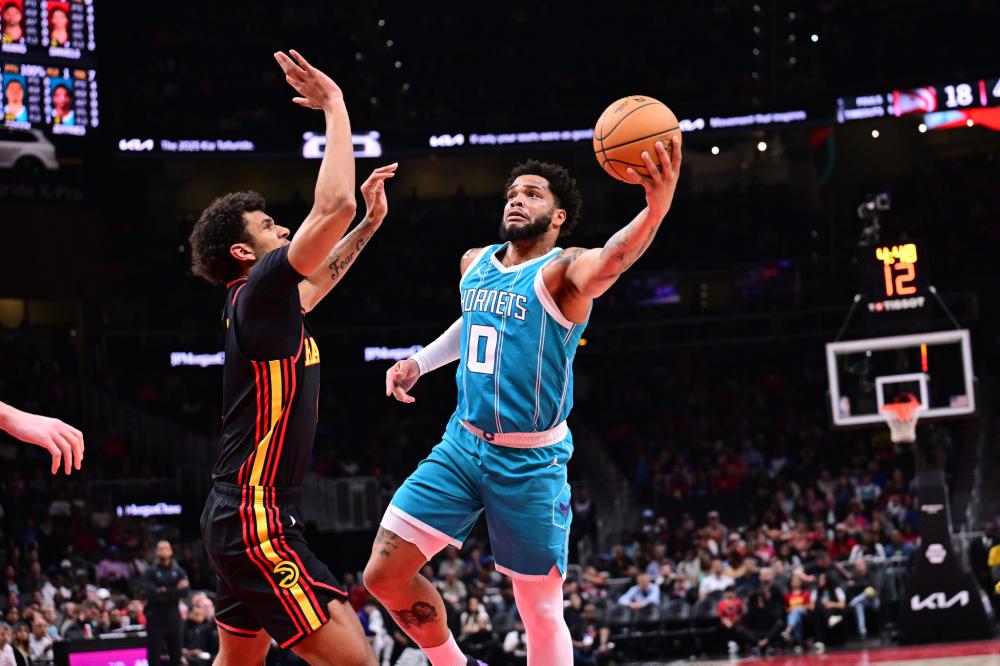 芬奇：前三节球队进攻挣扎 末节顶住了压力海兰德迪文打得很棒（芬奇：前三节进攻受阻，末节顶住压力，海兰德与迪文发挥出色）